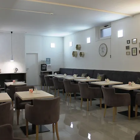 Garni 11tica Dm 호텔