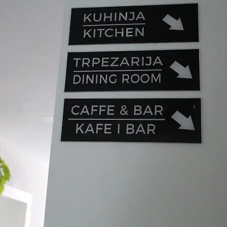 Garni 11tica Dm 노비사드