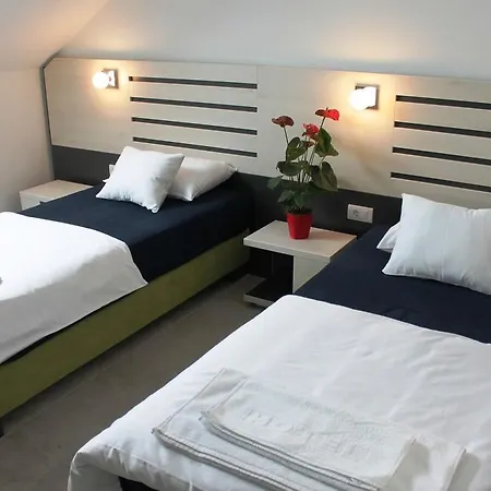 Garni 11tica Dm 호텔